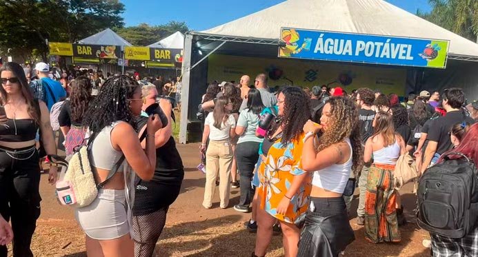 Calor e seca: grandes eventos devem fornecer água gratuita à população até o final do ano, define governo