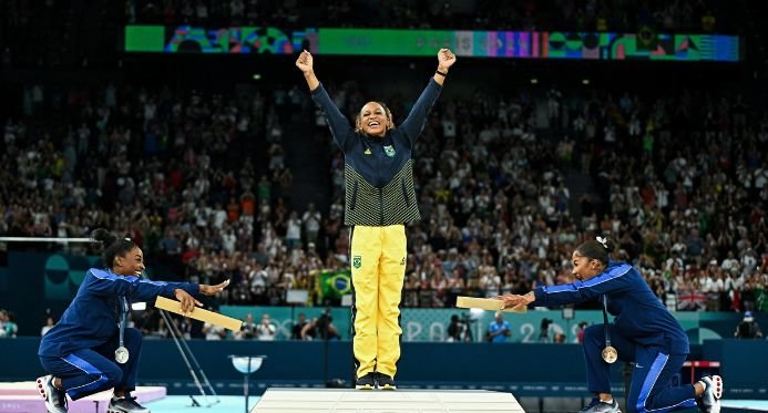 Rebeca Andrade ultrapassa Biles, ganha ouro nos exercícios de solo e se torna a maior medalhista olímpica do Brasil