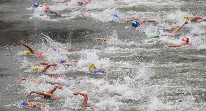 Triatletas são hospitalizados após nadar no rio Sena; Bélgica desiste da corrida