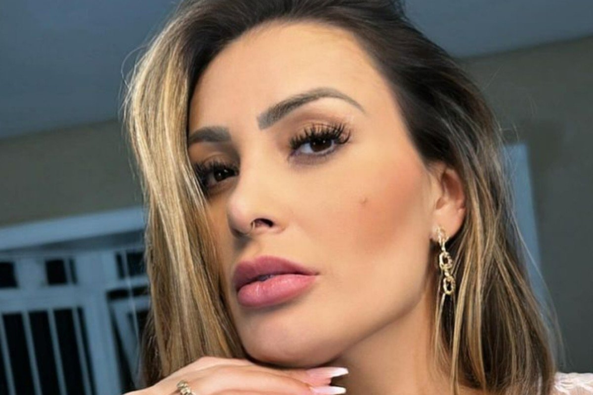 andressa urach posando estilosa