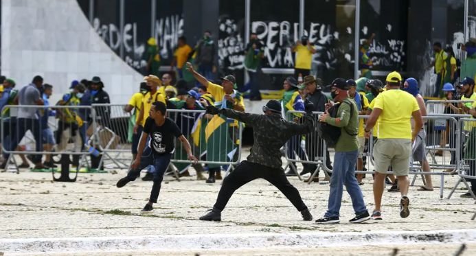 Projeto que concede anistia a golpistas de 1 a 8 avança na Câmara