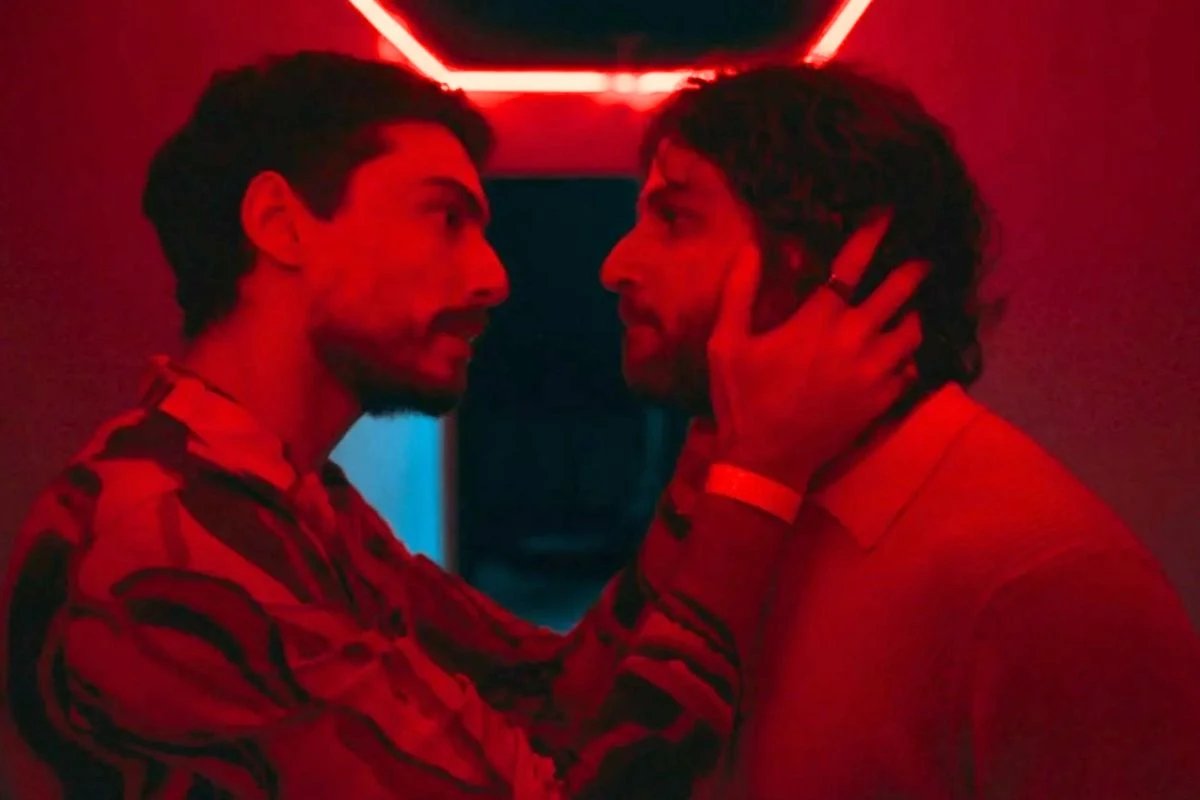 Cenas de Chay Suede e Jaffar Bambirra levam internautas ao êxtase e até Gil do Vigor dá sua opinião: 'Brotheragem'