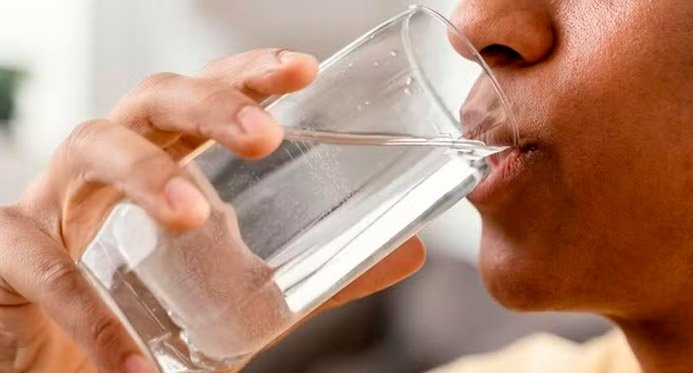 A água pode realmente aliviar ou prevenir uma ressaca? Entender