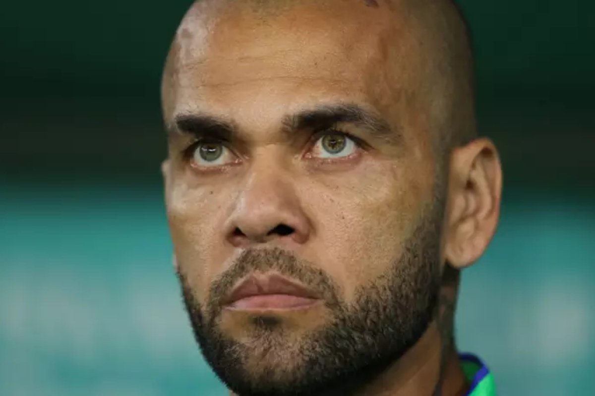 Daniel Alves olhando fixamente