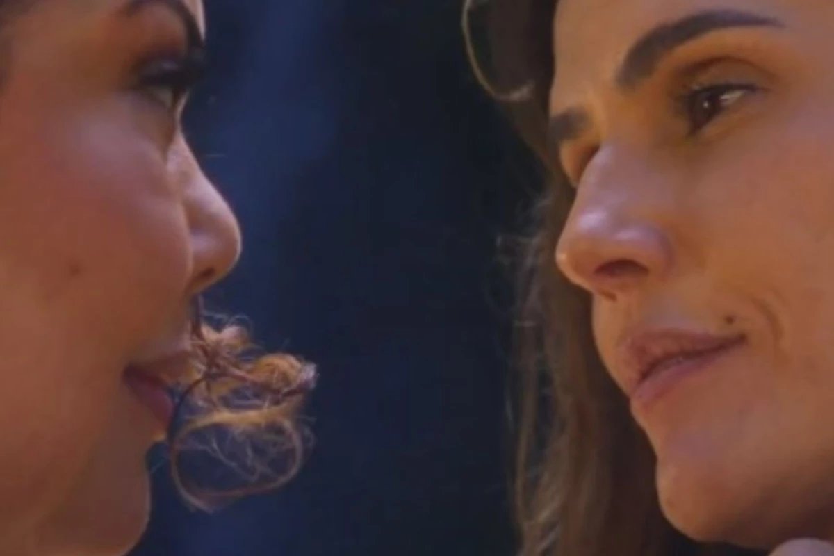 Deborah Secco e Fabiana Karla se beijam na boca em Rensga Hits! 2