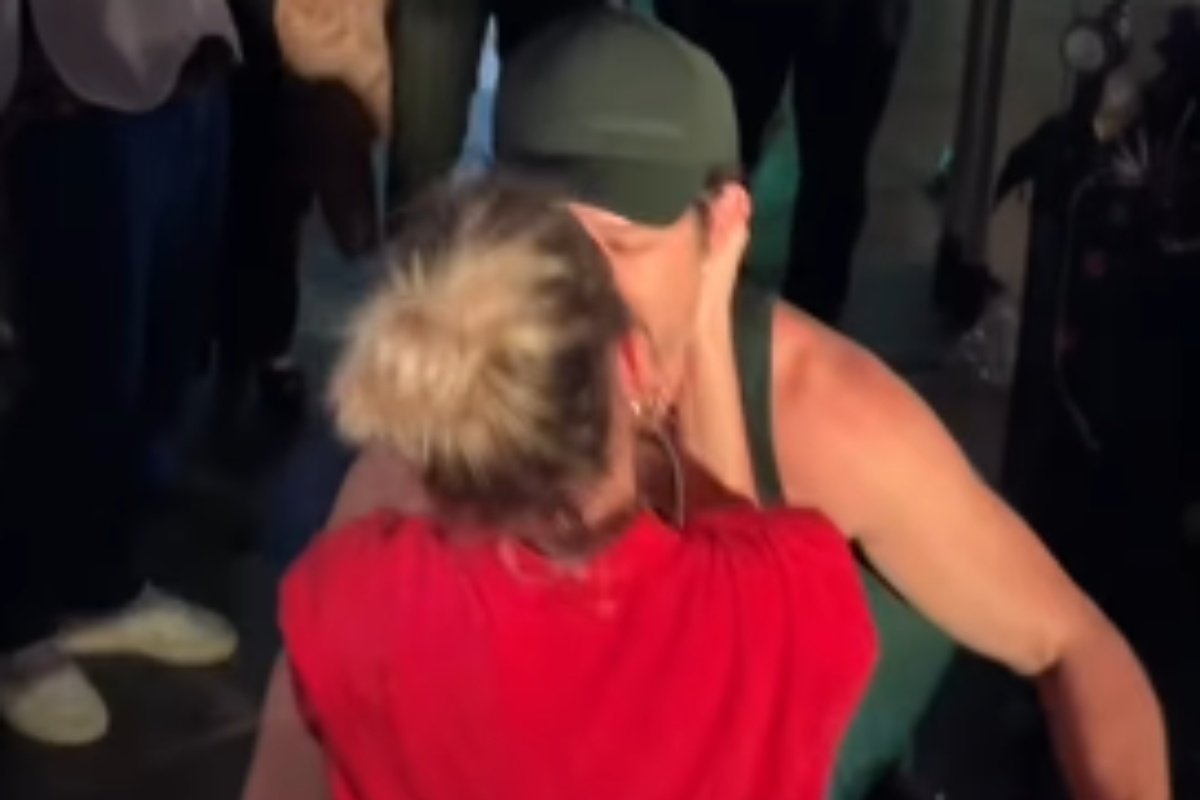 José Loreto e Luisa Arraes se beijam em festa com elenco de No Rancho Fundo