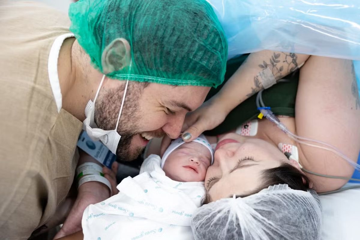 Andressa Ganacin e Nasser Rodrigues com a filha Sarah