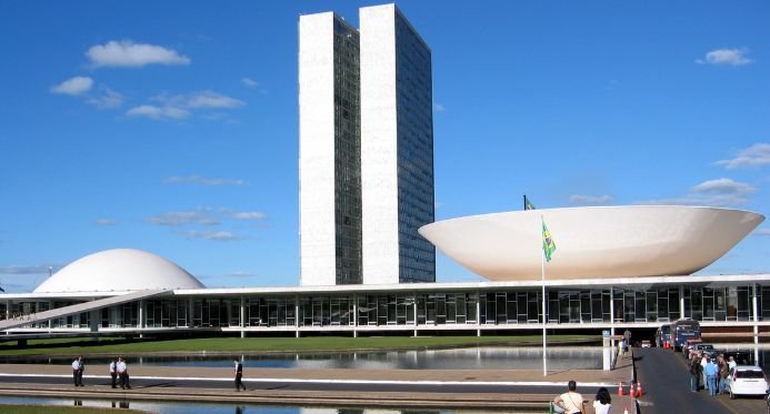 Pacote que limita o poder dos ministros do STF avança no Congresso após ofensiva de bolsonaristas e centrão