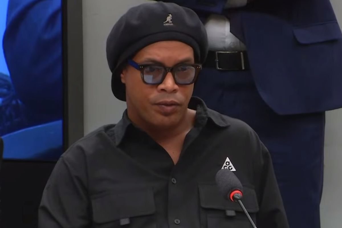 Ronaldinho Gaúcho com boina e óculos escuros