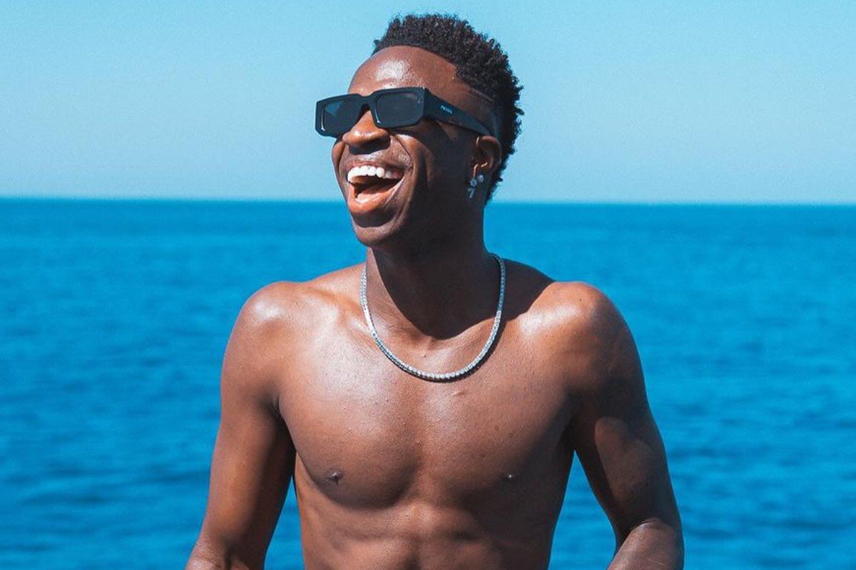 vini jr. posando sorridente em camisa no Instagram