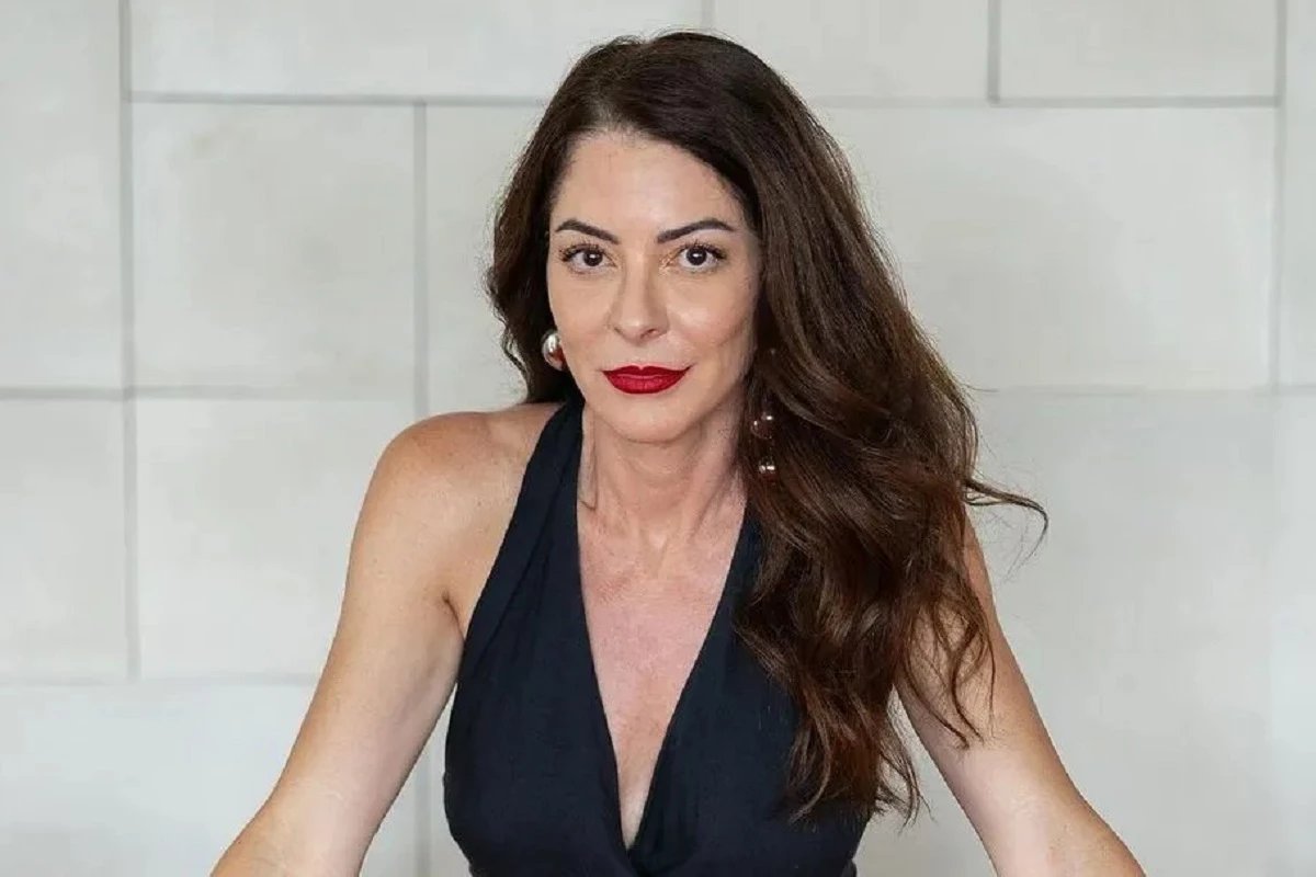 A despedida da apresentadora Ana Paula Padrão é marcada por uma emoção profunda: ‘coração apertado’