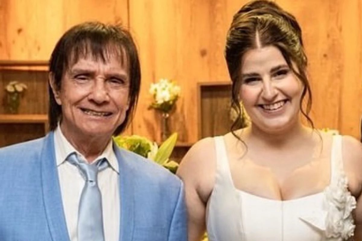 Roberto Carlos fala após cerimônia de casamento e recebe carinho dos fãs: 'Deus abençoe essa união'