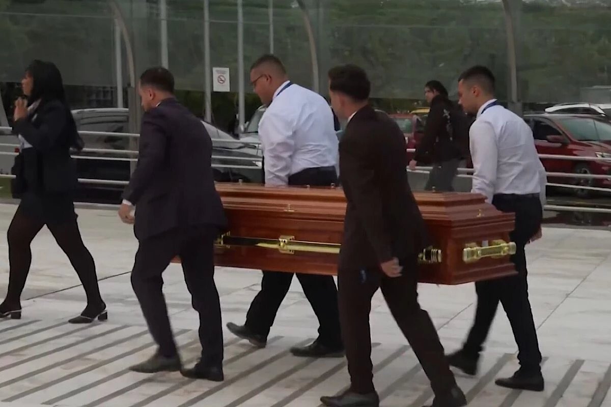 Corpo do cantor chega para ser enterrado em SP