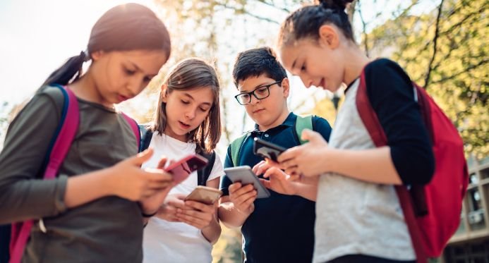 Assembleia Legislativa do Espírito Santo analisa proibição do uso de celular nas escolas
