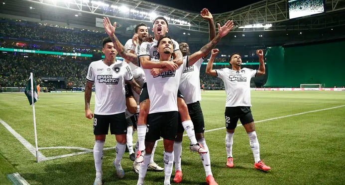 Botafogo vence o Palmeiras e recupera a liderança do Brasileirão em partida decisiva