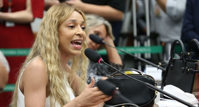 Fim da escala 6x1: proposta de Erika Hilton mobiliza redes sociais e divide parlamentares