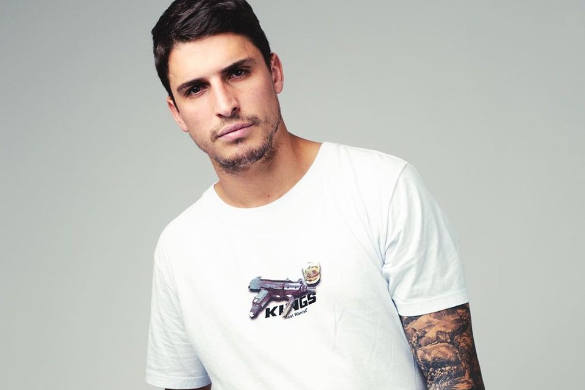 felipe prior posando sério com camiseta branca com estampa
