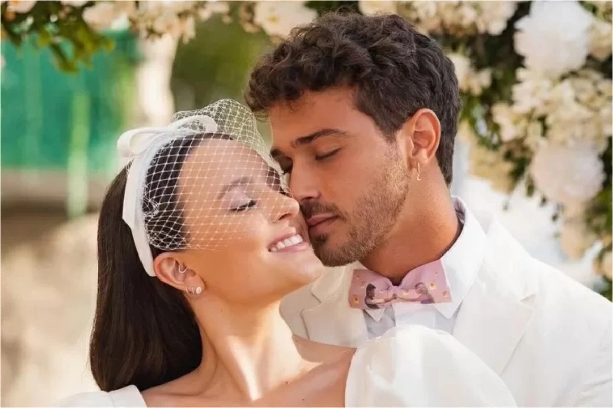 De joelhos, ator pede Larissa Manoela em casamento novamente