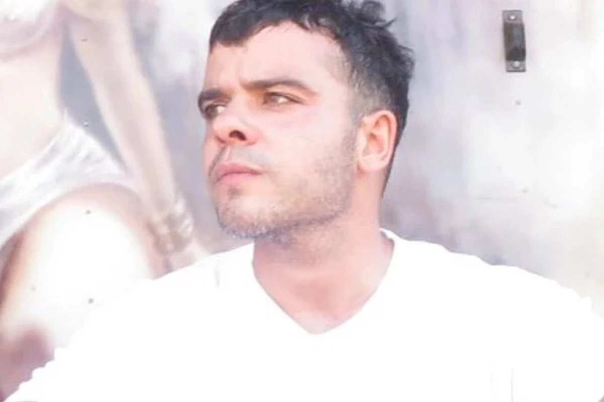 Suspeito de assassinar ex-ator infantil se entrega à polícia; dois homens continuam foragidos