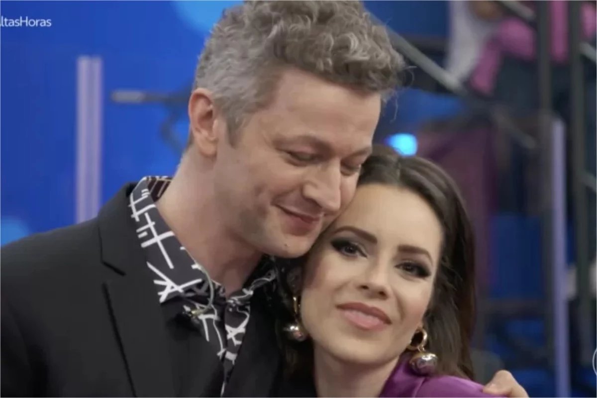 Filho de Sandy é flagrado em show com o pai e cantor deixa comentário em post da ex