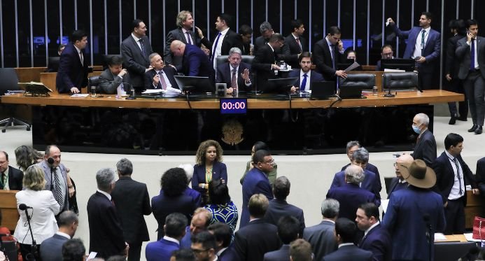 Câmara aprova urgência para corte de gastos e Governo promete negociar