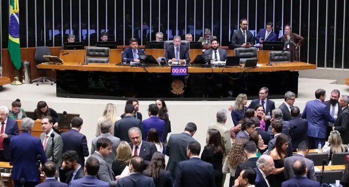 Câmara rejeita mudanças no Senado e aprova reforma tributária