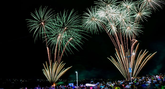 Cariacica celebra um ano da Nova Orla com show pirotécnico