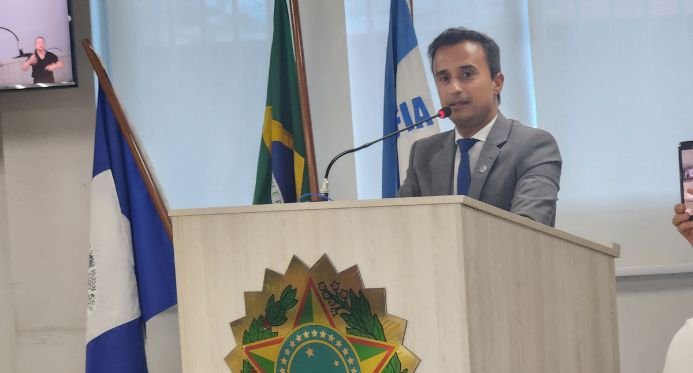 Prefeito, deputado e vereadores eleitos de Linhares recebem diplomas em solenidade na Câmara