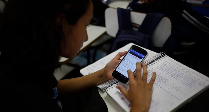 Senado aprova projeto que proíbe uso de celular em escolas; texto sancionará
