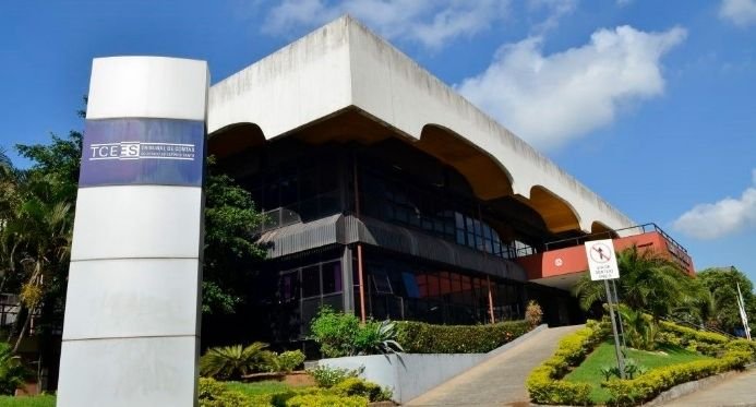 O TCE-AERE suspende o aumento do salário em seis municípios de Capixabas