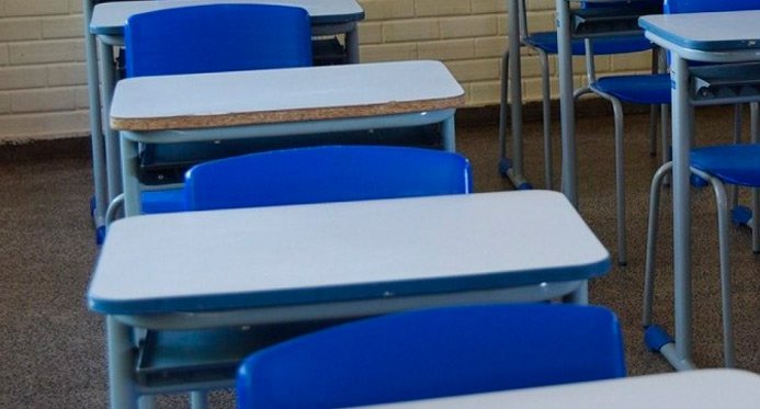 Câmara aprova uma proposta que proíbe as escolas de rejeitar o registro