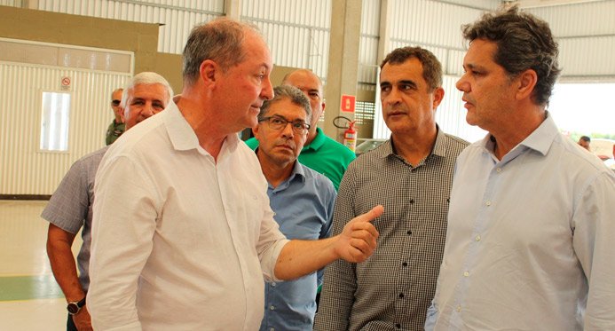Ricardo Ferraço e Marcos Guerra visitam a aeronave em Jaguaré