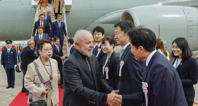 Lula começa a visita oficial ao Japão para fortalecer as relações comerciais e diplomáticas.