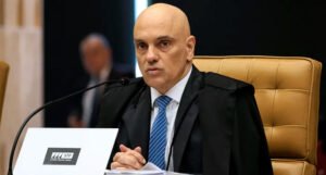 Moraes apresenta uma queixa para o julgamento e pergunta a Zanin