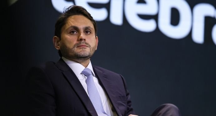 O Ministro das Comunicações, Justcelino FIHO, oferece acusações após a queixa do desvio de emenda
