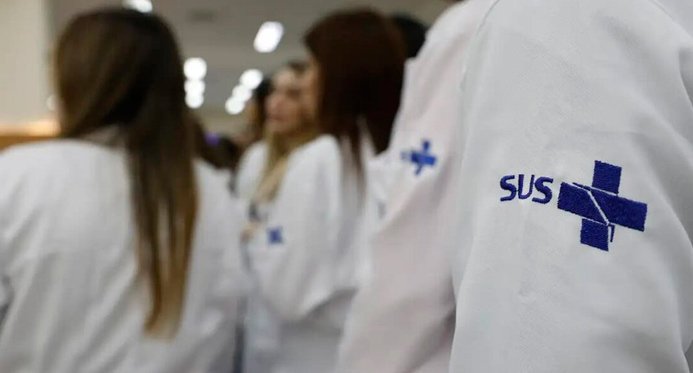 O Brasil deve atingir 635,7 mil médicos em 2025; As mulheres são a maioria