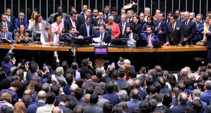 A Câmara aprova um aumento no número de deputados para 531; O texto vai para o Senado