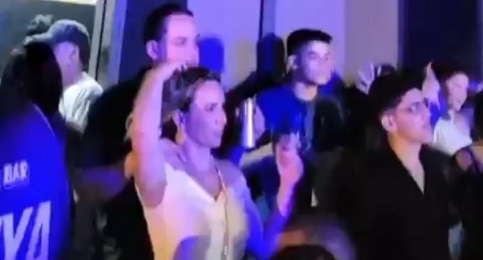 Casado, prefeito de Vitória, é visto em uma atmosfera romântica com um deputado durante um show em Piauí