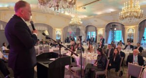 O governador Capixaba apresenta um programa estadual presente em um evento nos Estados Unidos