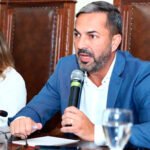 O secretário apresenta dados de saúde do estado e destaca os avanços na atenção primária e na vacinação