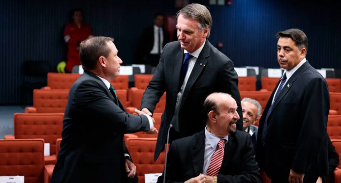 Bolsonaro "Clean Document" para "Solo" de prisão, diz Cid