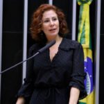 A Câmara dos Deputados diz à Suprema Corte que o salário de Zambelli suspenso