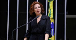 A Câmara dos Deputados diz à Suprema Corte que o salário de Zambelli suspenso