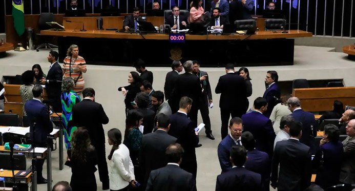 O governo ainda avalia se vai para o supremo para o IOF, diz Agu