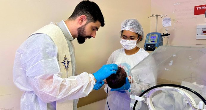 Bebê com malformação no sistema nervoso é batizado na UTI neonatal de hospitais