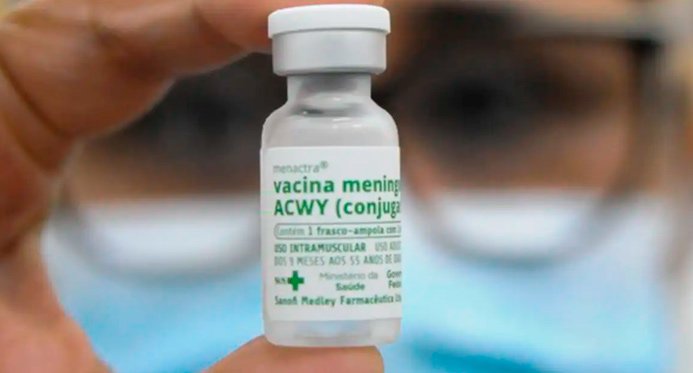 O reforço contra meningite em bebês aos 12 meses de idade é feito com acwy