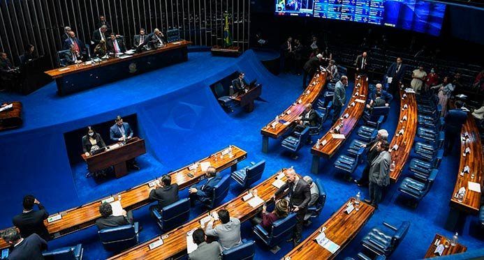 O Senado aprova um projeto de lei que aumenta a sentença por crimes cometidos nas escolas
