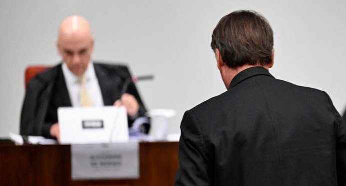 Depois de entregar uma defesa, Bolsonaro aguarda a definição de prisão de Moraes