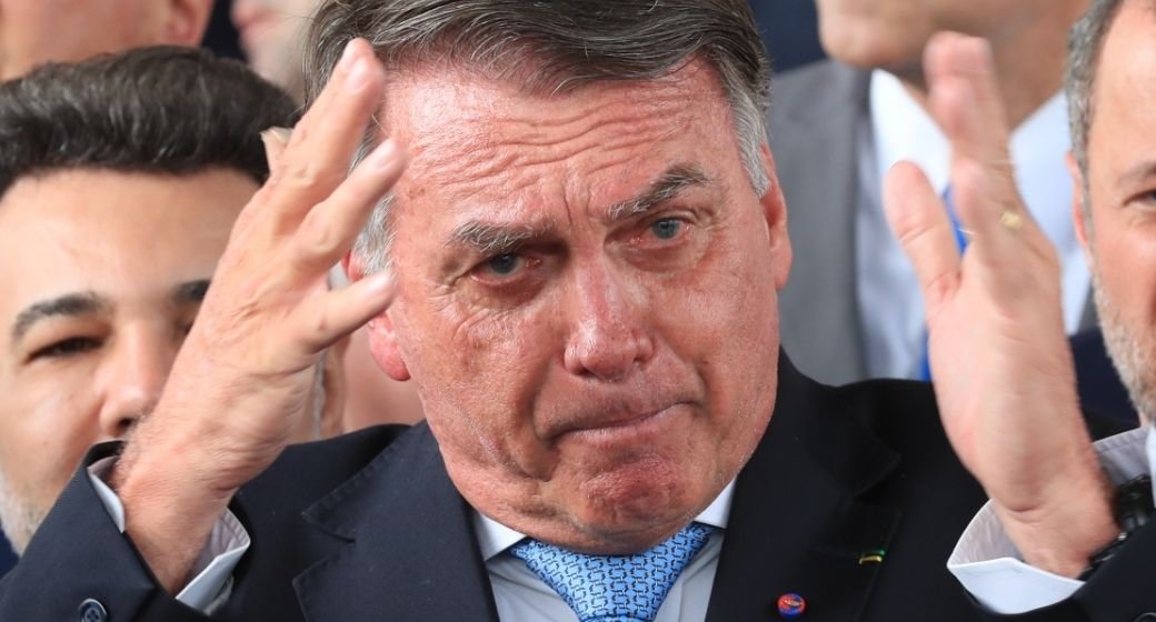 Bolsonaro é proibido de sair de casa à noite e usar redes sociais; Veja os detalhes das restrições
