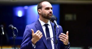 Eduardo Bolsonaro pede aos seguidores que agradecem a Trump após uma taxa imposta ao Brasil